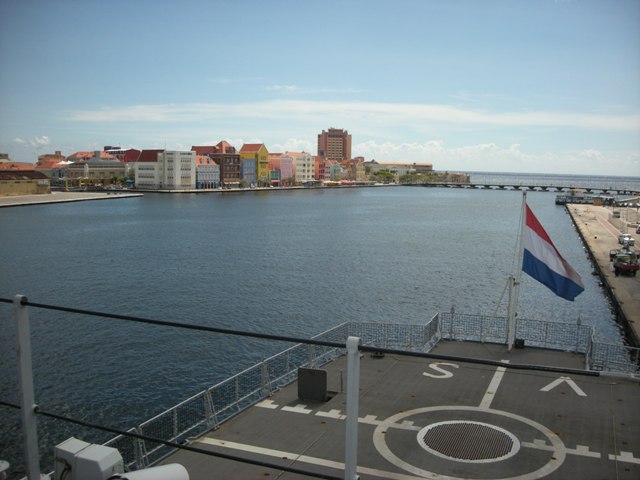 UItzicht op helicopterdek en haven Willemstad